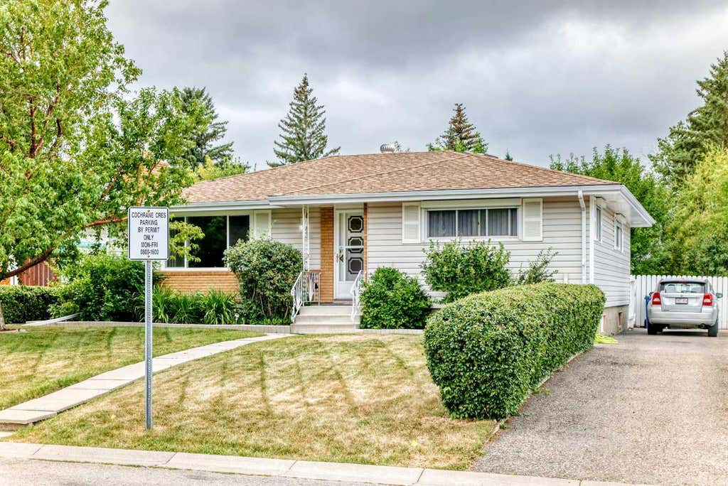 Photo of 1 Cochrane Crescent, Cochrane, AB T4C 1Z9 (MLS # A2334181)