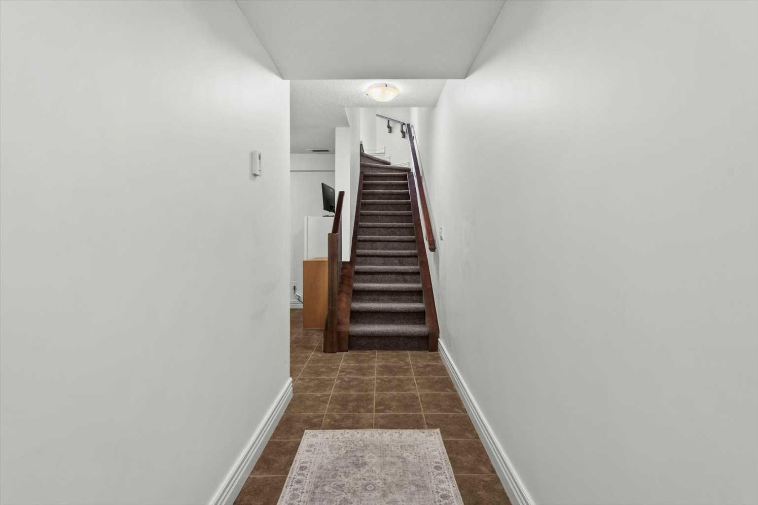 164 Rockyledge View NW 1