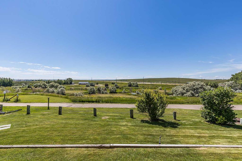 Photo of 733 Taylor Road SE, Medicine Hat, AB T1B 4A5 (MLS # A2326750)