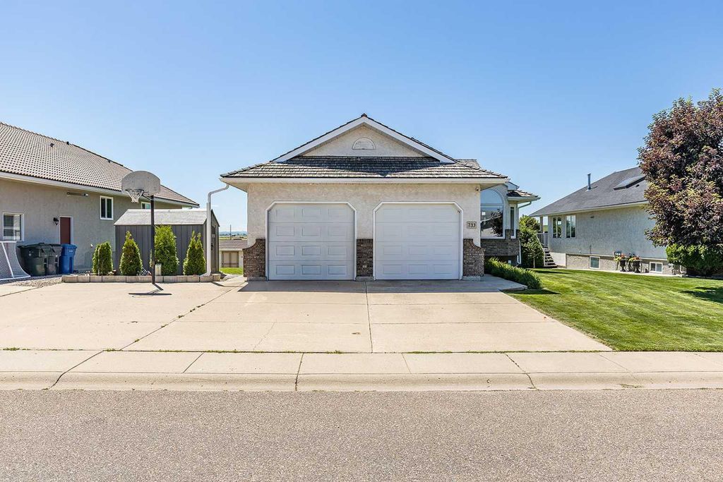 Photo of 733 Taylor Road SE, Medicine Hat, AB T1B 4A5 (MLS # A2326750)