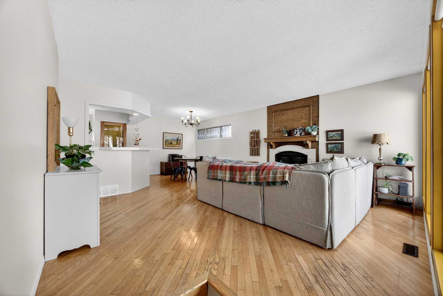 100 Strathcona Close SW