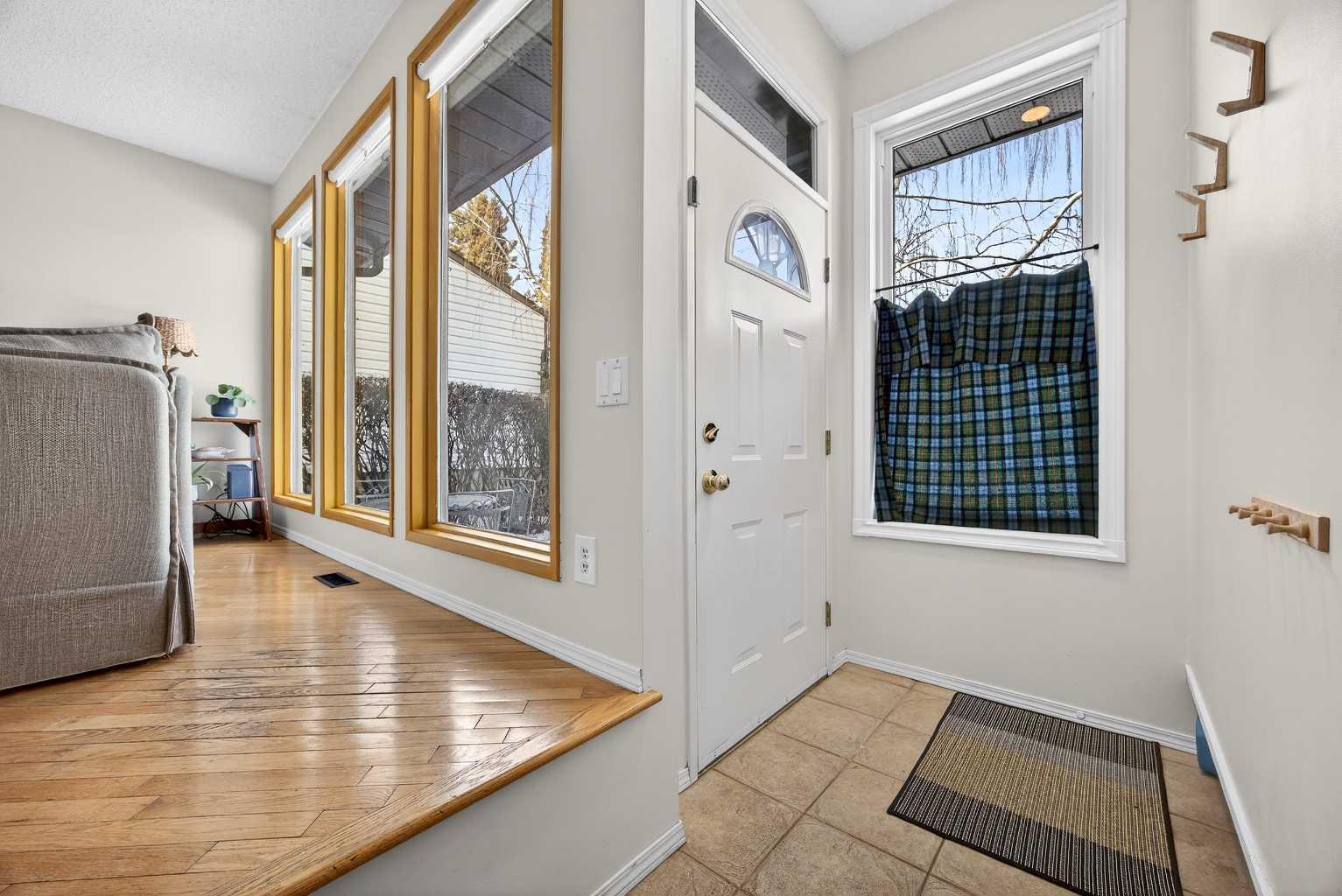 100 Strathcona Close SW