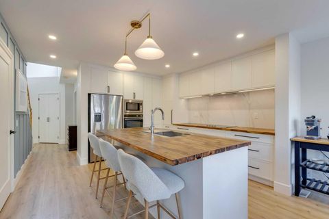 254 Scenic View Close NW Calgary AB T3L 1Y5