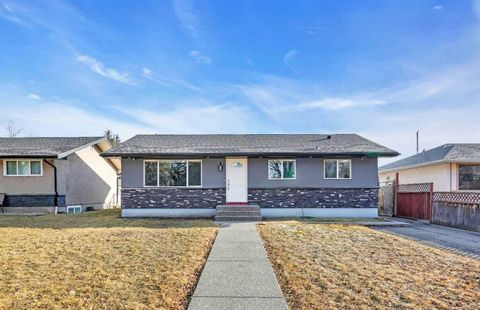 Photo of 2046 33 Street SE, Calgary, AB T2B 0T9 (MLS # A2286555)