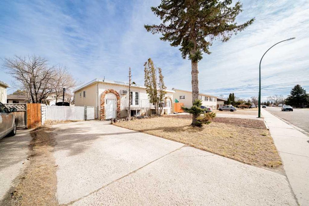 Photo of 1685 4 Avenue NE, Medicine Hat, AB T1C 1A4 (MLS # A2294869)