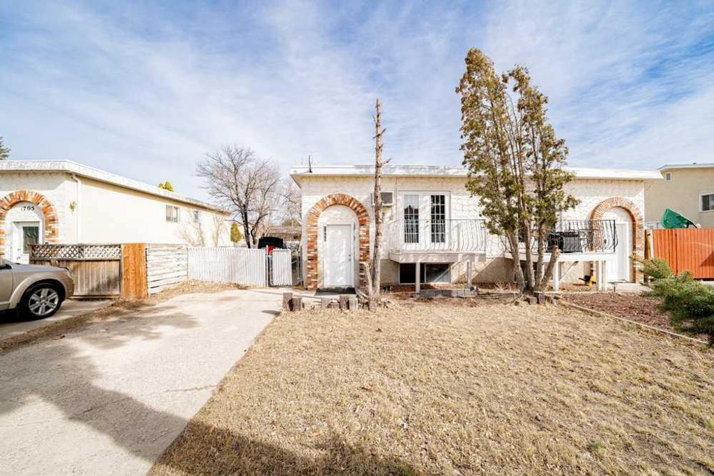 Photo of 1685 4 Avenue NE, Medicine Hat, AB T1C 1A4 (MLS # A2294869)