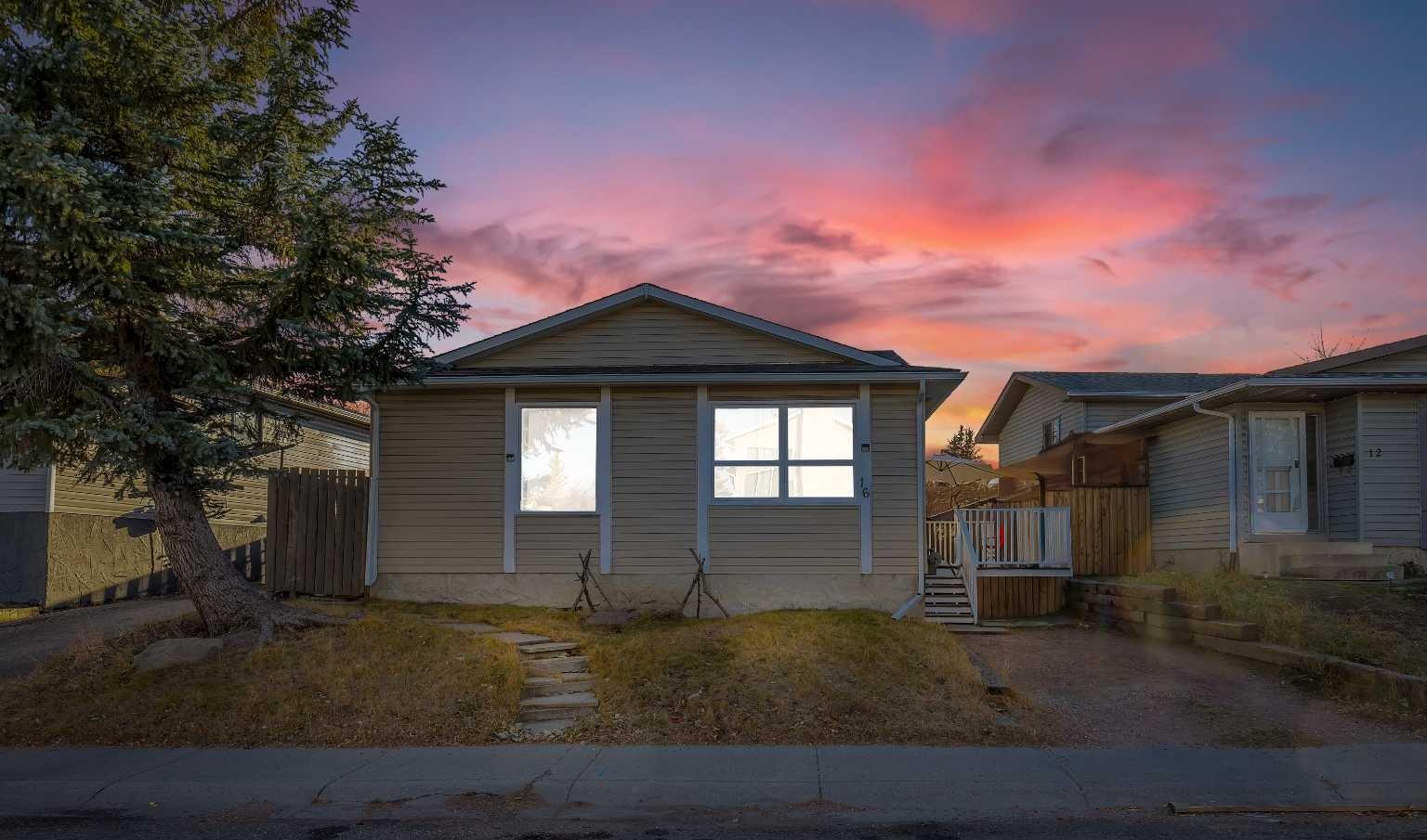 16 Castleglen Crescent NE