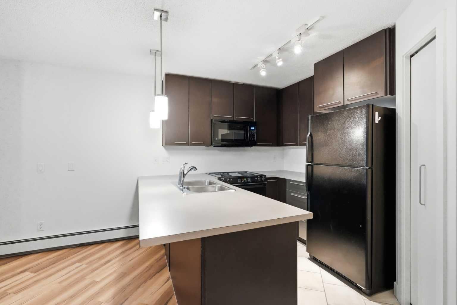 35 Richard Court SW 235