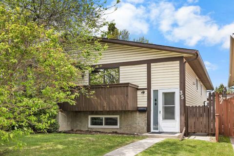 Photo of 35 Bermuda Drive NW, Calgary, AB T3K 1H5 (MLS # A2315779)