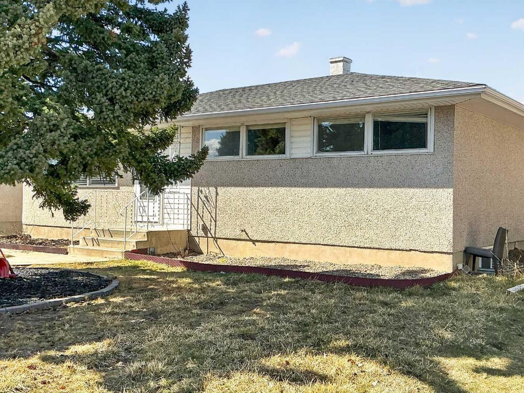 Photo of 1134 Lakeway Boulevard S, Lethbridge, AB T1K 3E7 (MLS # A2300942)