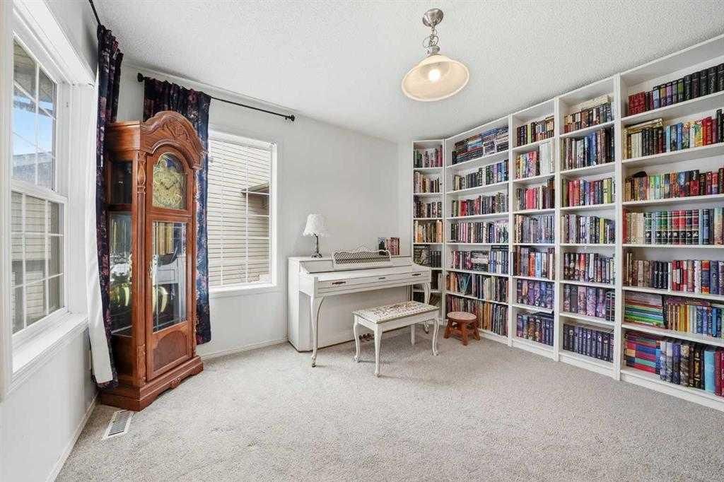 Photo of 62 New Brighton Circle SE, Calgary, AB T2Z 4B3 (MLS # A2314577)