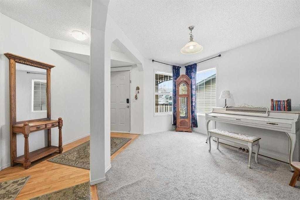 Photo of 62 New Brighton Circle SE, Calgary, AB T2Z 4B3 (MLS # A2314577)