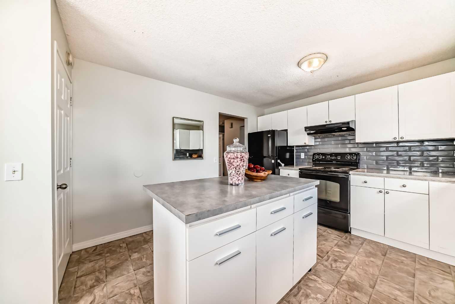 136 Castledale Crescent NE