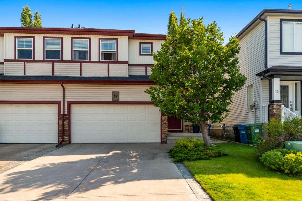 Photo of 19 Everridge Villas SW, Calgary, AB T2Y 4Y9 (MLS # A2338746)