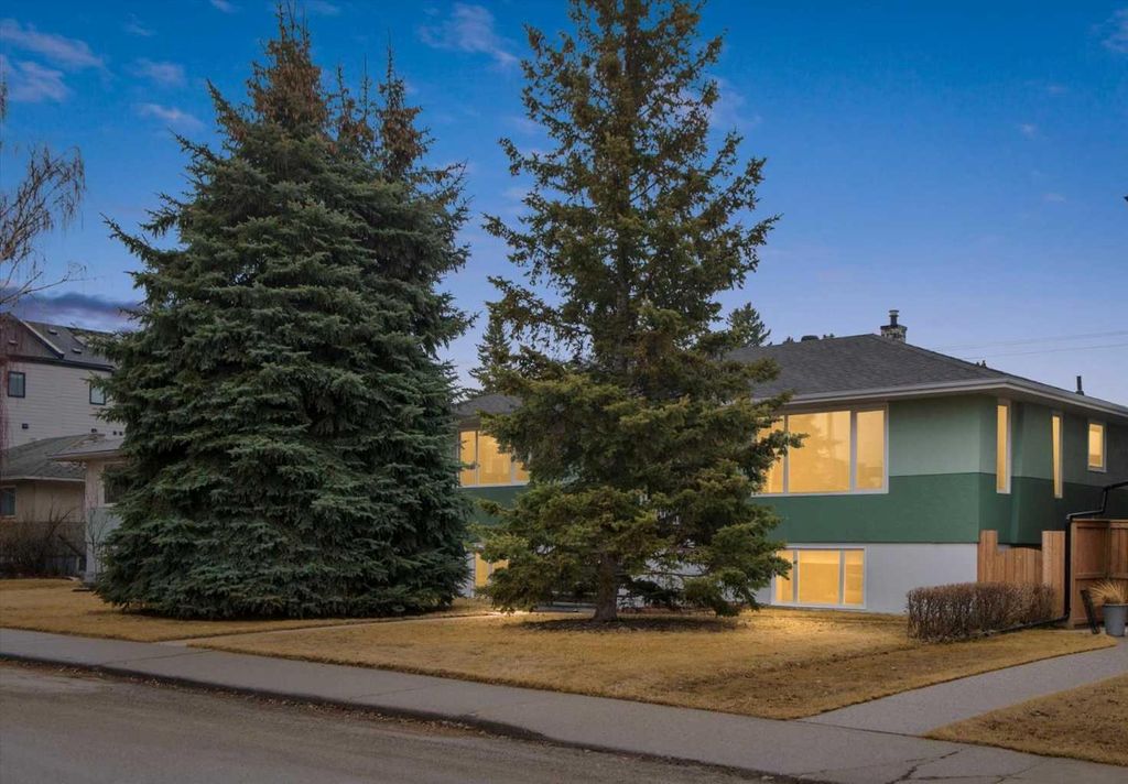 Photo of 955 15 Avenue NE, Calgary, AB T2E 1J2 (MLS # A2292994)