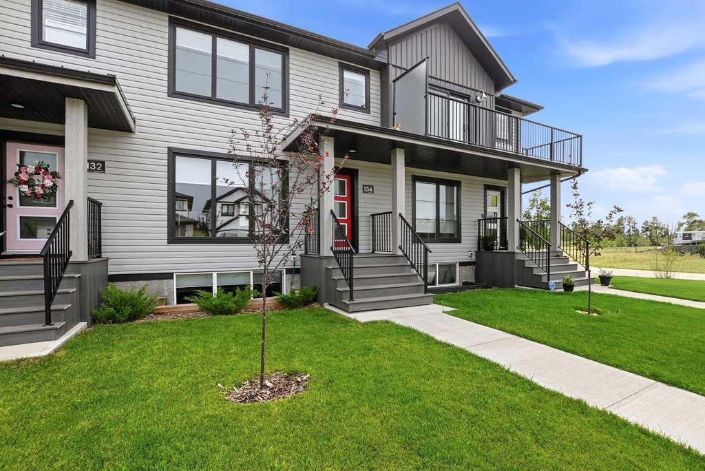 Photo of 134 Crestview Boulevard, Sylvan Lake, AB T4S 0L6 (MLS # A2332402)