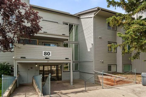 80 Glamis Drive SW 3302 Calgary AB T3E 6T7