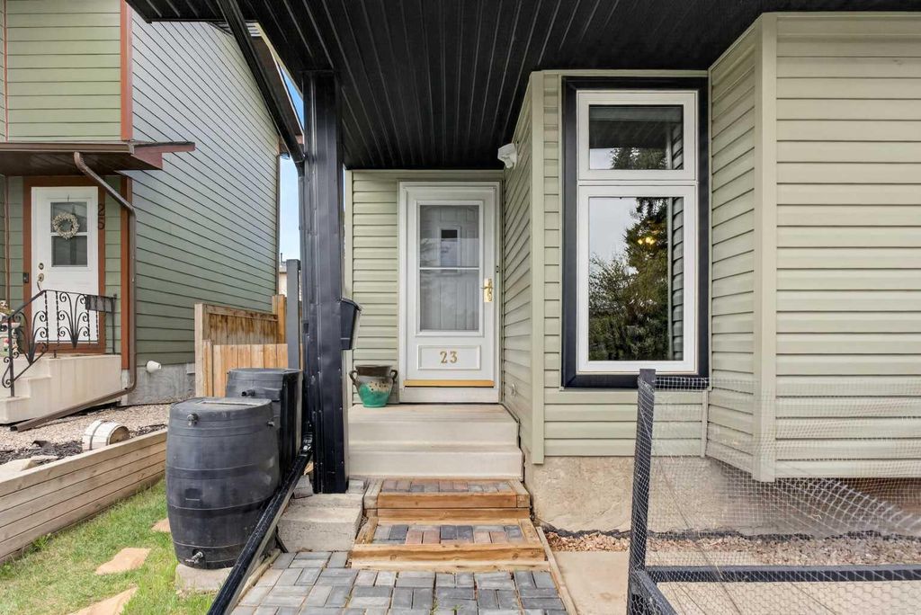 Photo of 23 Bermuda Place NW, Calgary, AB T3K 1H4 (MLS # A2311102)