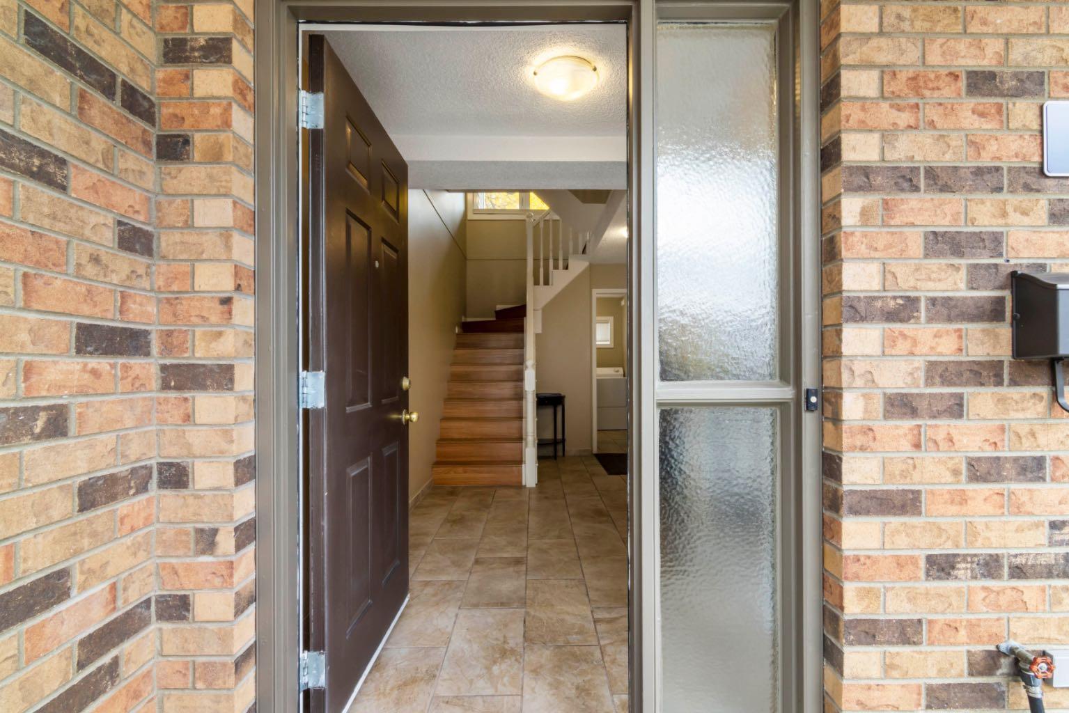 76 Coachway Gardens SW