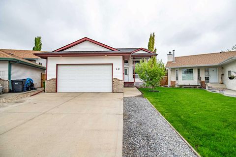 Photo of 42 Logan Close, Red Deer, AB T4R 2N8 (MLS # A2318669)