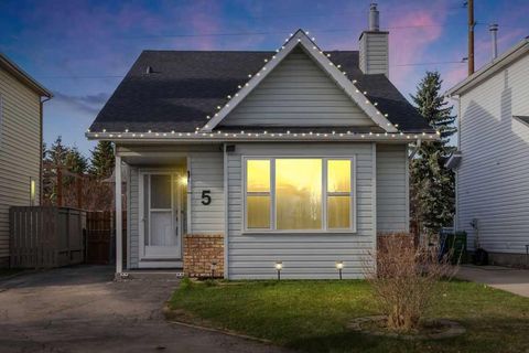 Photo of 5 Shawglen Court SW, Calgary, AB T2Y 2R1 (MLS # A2315633)