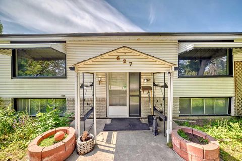 Photo of 627 Fortalice Crescent SE, Calgary, AB T2A 2C8 (MLS # A2286433)