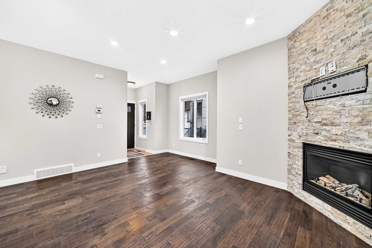 309 15 Avenue NE 2