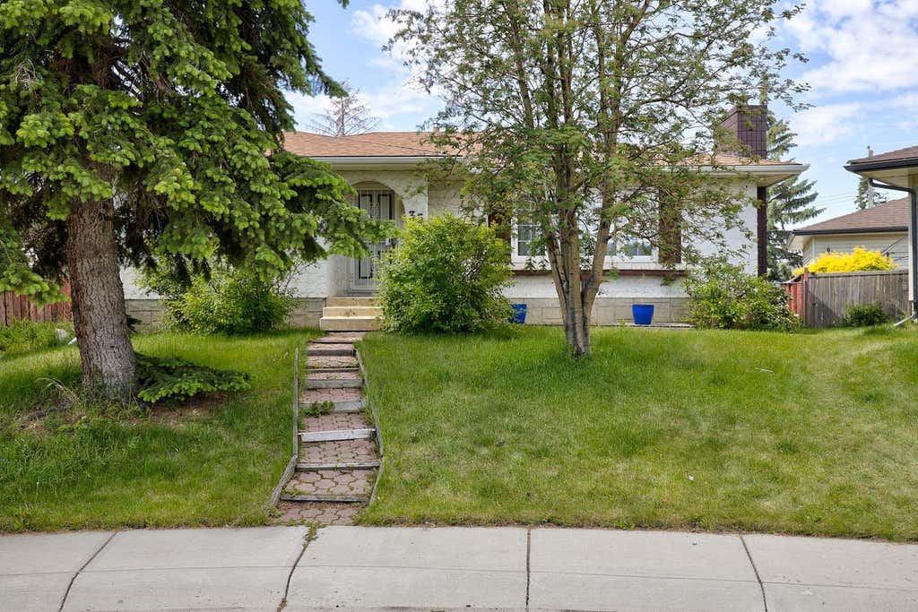 Photo of 35 Penworth Place SE, Calgary, AB T2A 4G4 (MLS # A2322832)