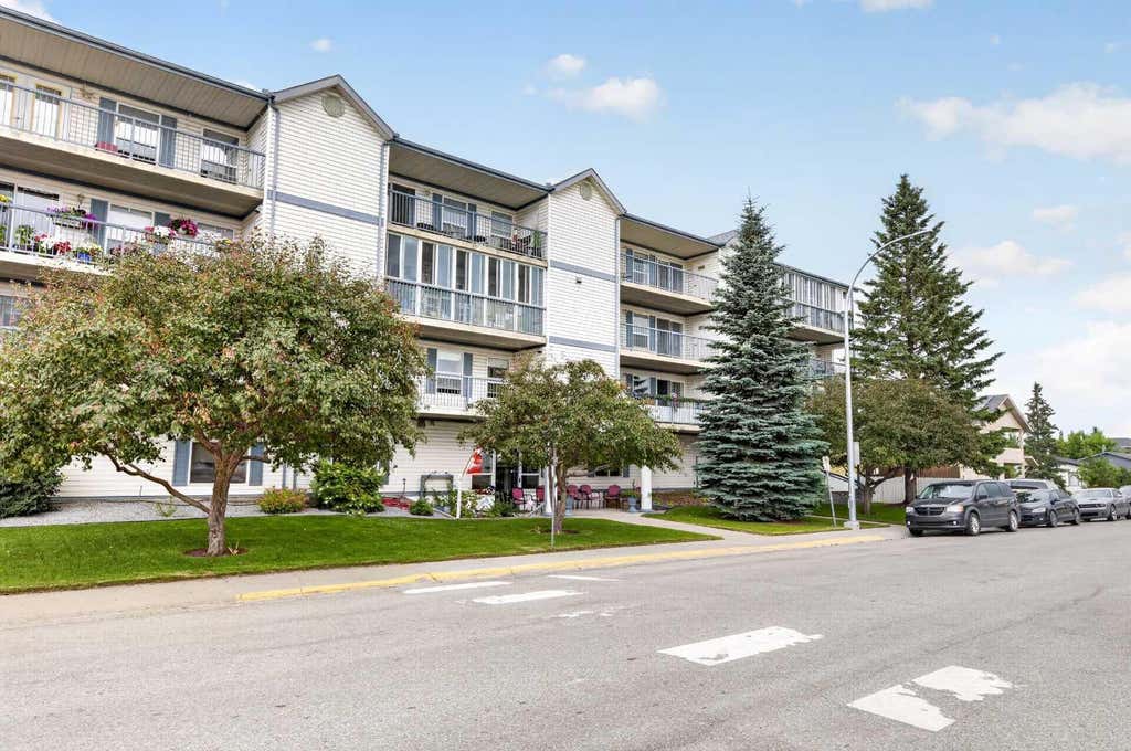 Photo of 4514 54 Avenue #404, Olds, AB T4H 1W5 (MLS # A2336869)