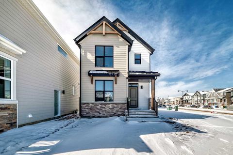 135 Magnolia Street SE Calgary AB T3M 4C7