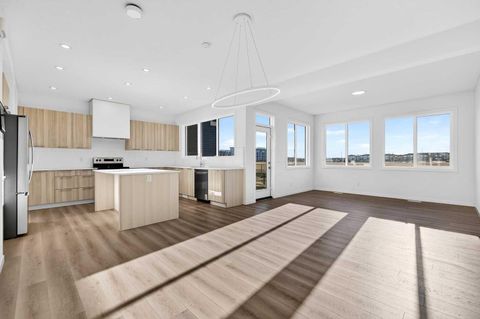 89 Corner Glen Avenue NE Calgary AB T3N 2L7