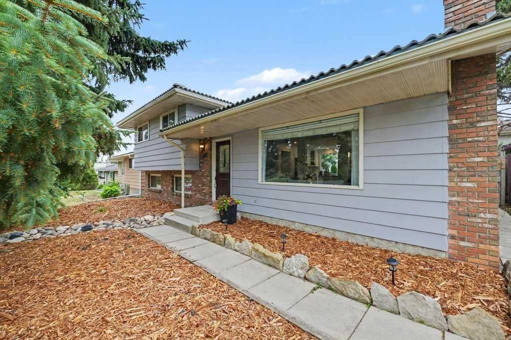 Photo of 727 120 Avenue SW, Calgary, AB T2W 1V4 (MLS # A2335651)