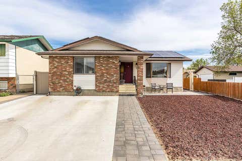 Photo of 6 Rossland Crescent SE, Medicine Hat, AB T1B 2B6 (MLS # A2315335)