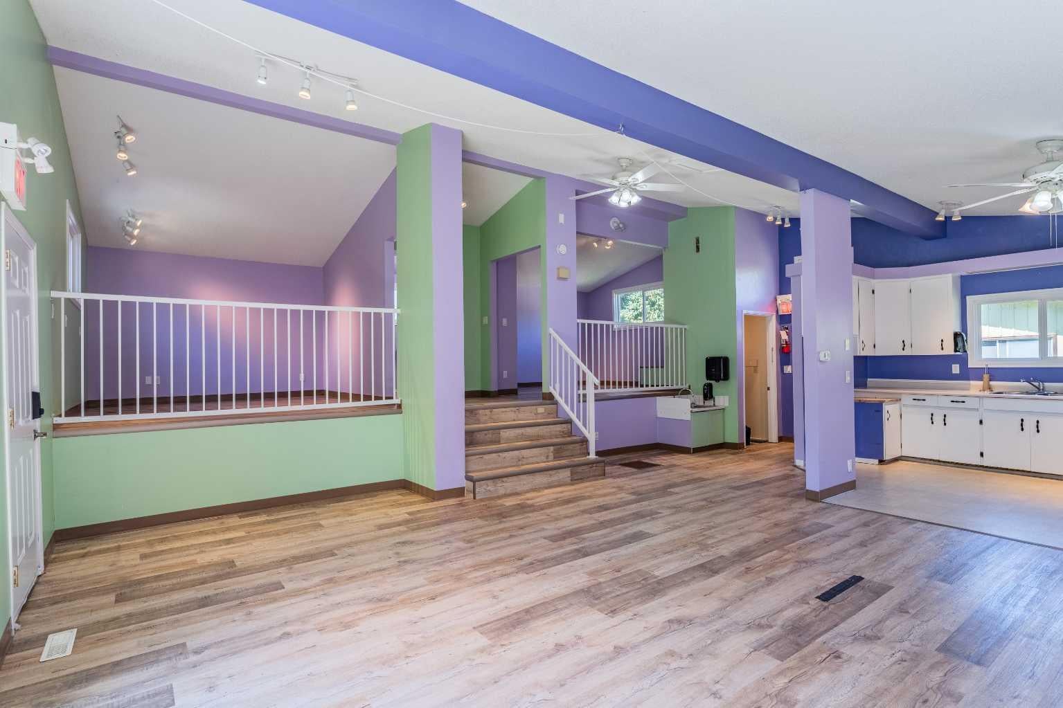 106 Elma Street W