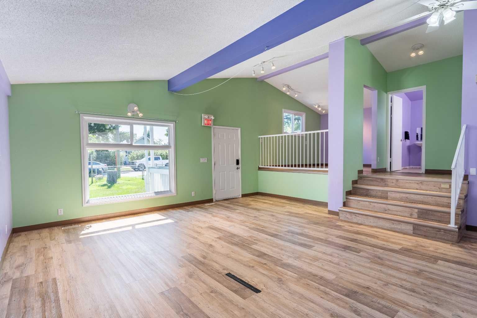 106 Elma Street W