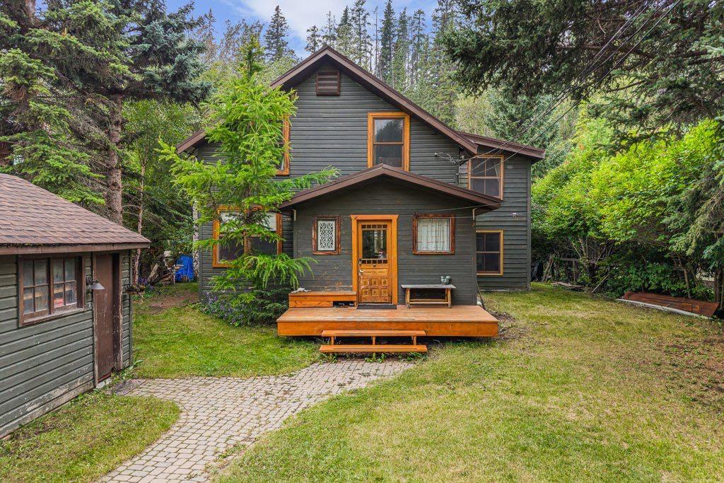 132 Rundle Crescent A and B
