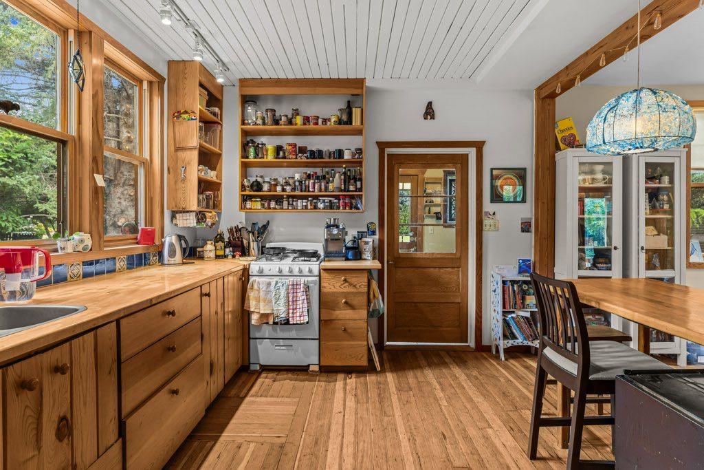 132 Rundle Crescent A and B
