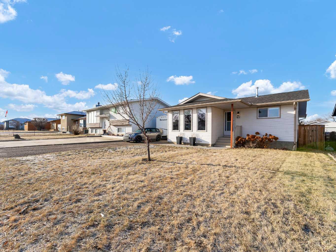 922 5 Street SE