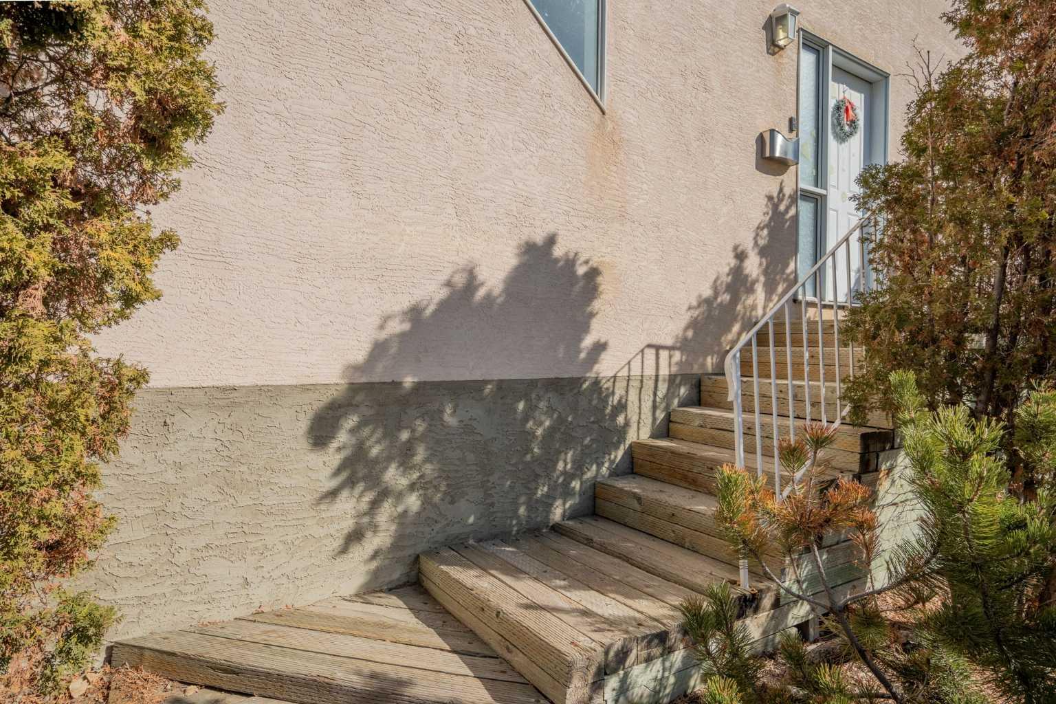 5503 Strathcona Hill SW