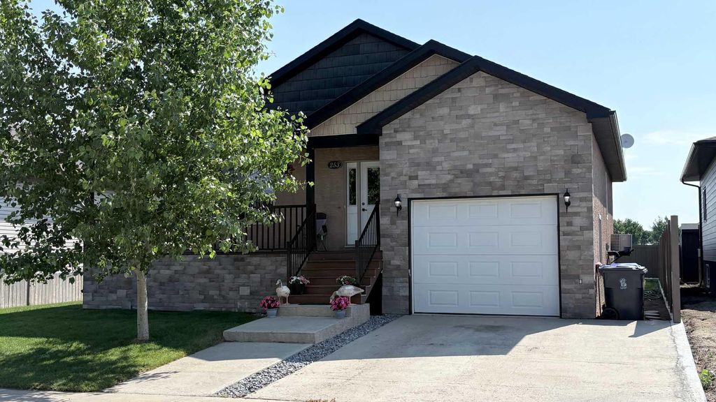 Photo of 253 Westview Crescent, Bow Island, AB T0K 0G0 (MLS # A2326095)