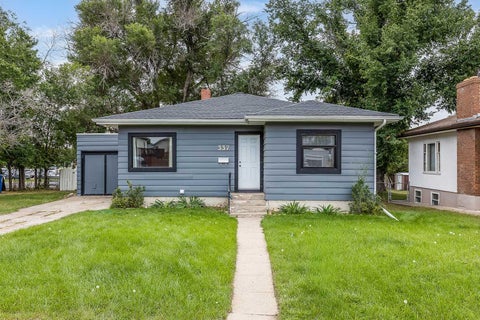 Photo of 337 4 Street SW, Medicine Hat, AB T1A 4E7 (MLS # A2336688)