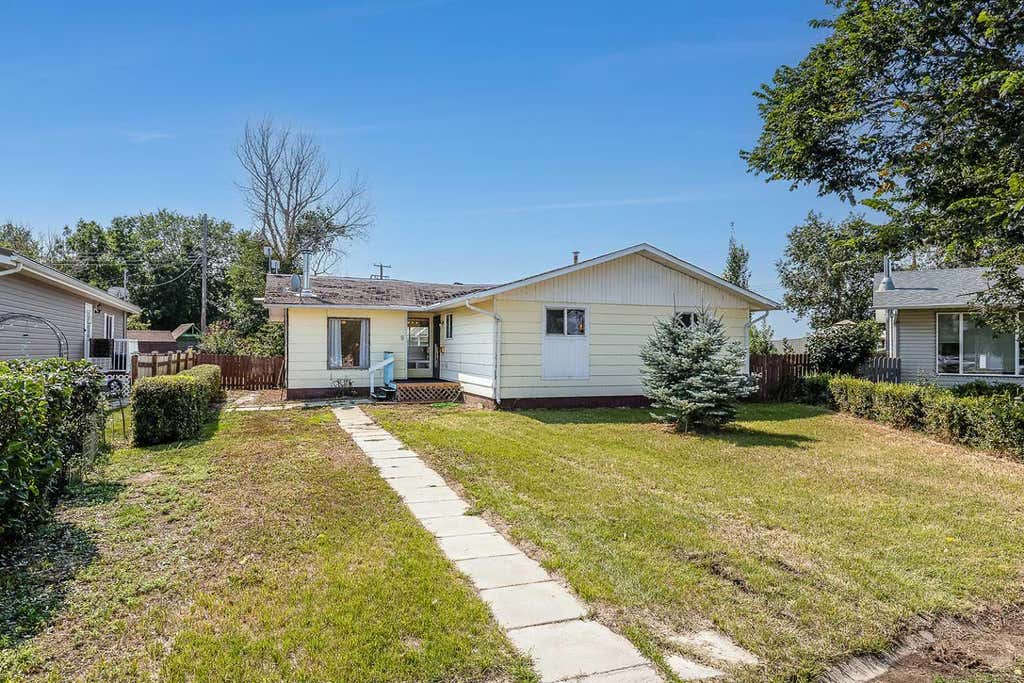 Photo of 9 Heather Court, Irvine, AB T0J 1V0 (MLS # A2338065)