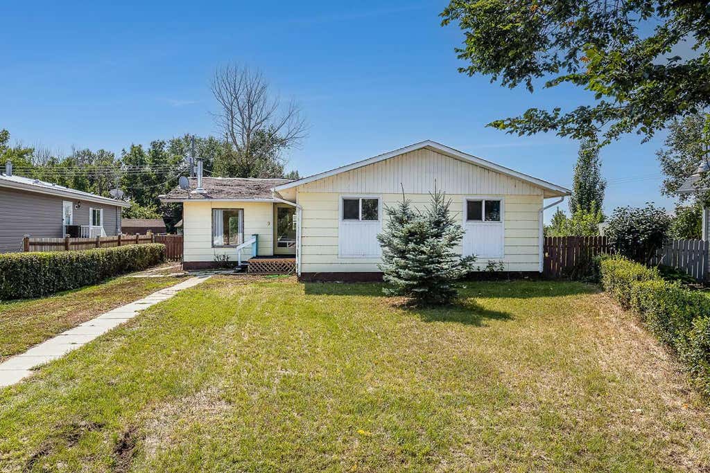 Photo of 9 Heather Court, Irvine, AB T0J 1V0 (MLS # A2338065)