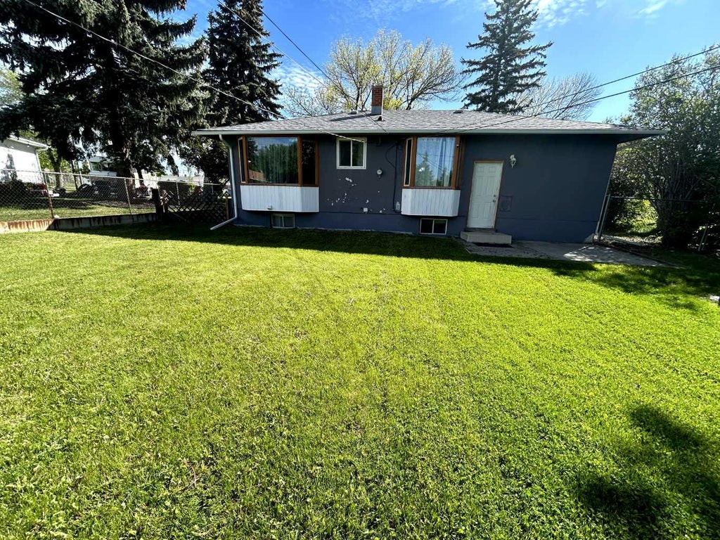 Photo of 639 Thornhill Drive NW, Calgary, AB T2K 2R9 (MLS # A2321061)