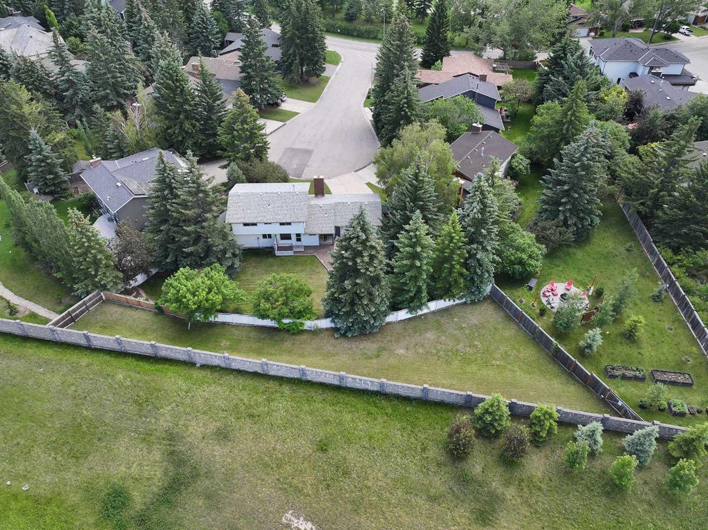 Photo of 540 Varsity Estates Place NW, Calgary, AB T3B 3C1 (MLS # A2326211)