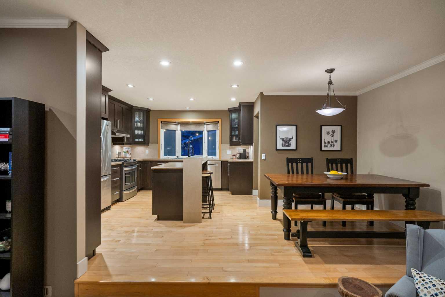 196 Lake Adams Crescent SE