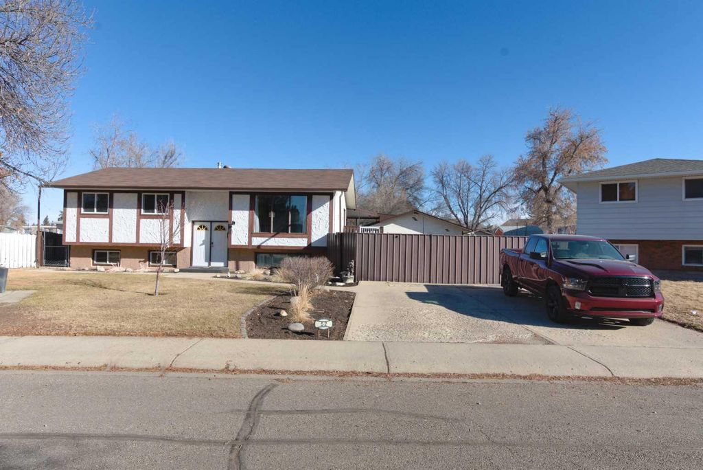 Photo of 52 Cypress Way SE, Medicine Hat, AB T1B 1G7 (MLS # A2286532)
