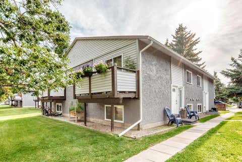 Photo of 109 Stanley Avenue #B, Okotoks, AB T1S 1H8 (MLS # A2337897)