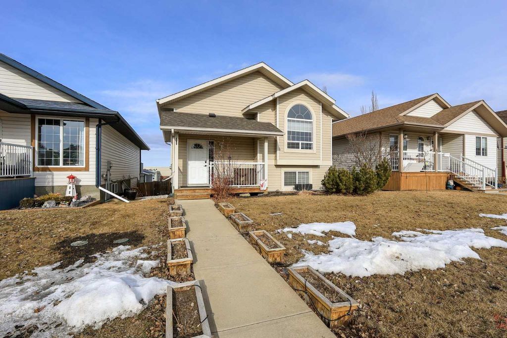 Photo of 60 Fenwood Close, Sylvan Lake, AB T4S 2K4 (MLS # A2287050)
