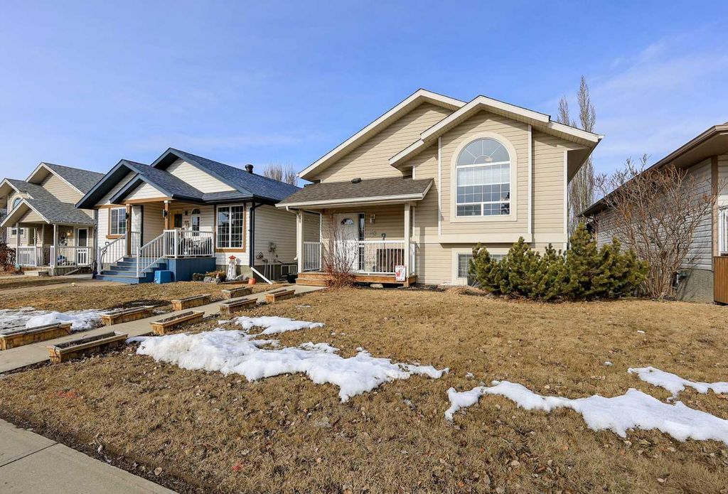Photo of 60 Fenwood Close, Sylvan Lake, AB T4S 2K4 (MLS # A2287050)